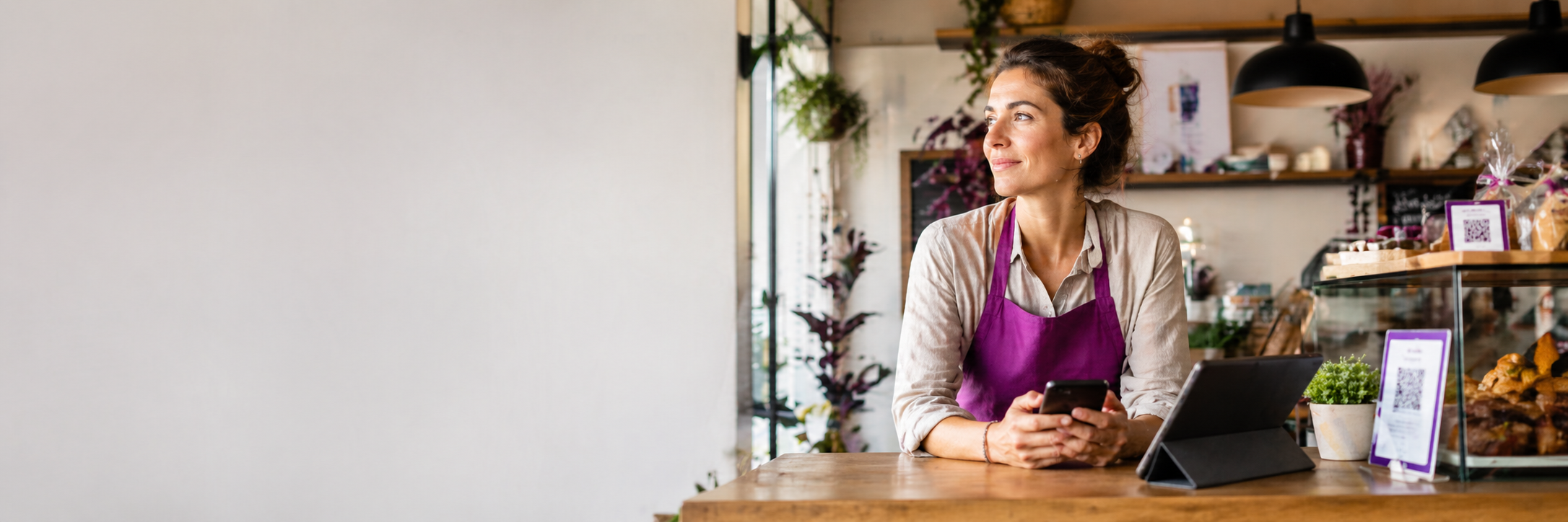 Comerciante gestionando Eventify desde su móvil